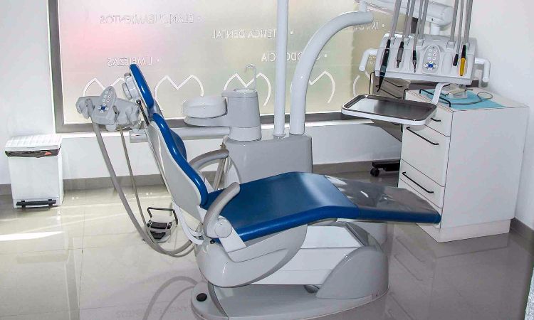 silla azul para paciente 